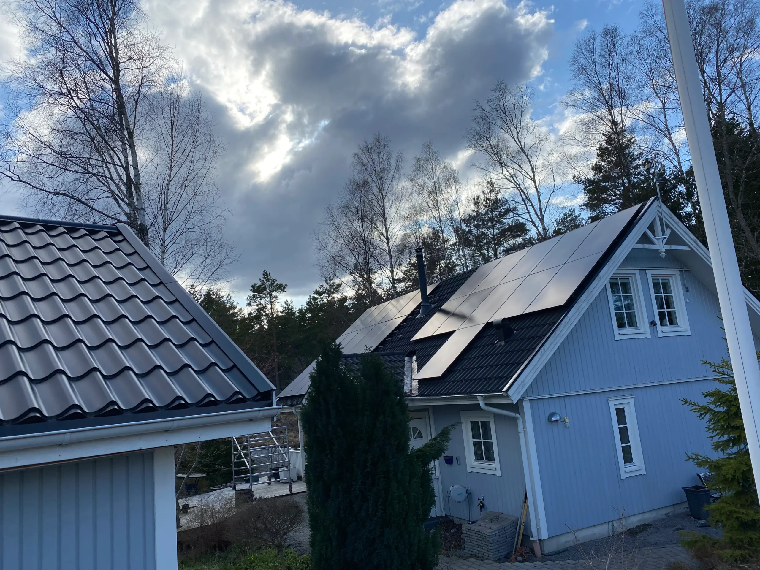solceller och batterilagring. solpaneler på villa.
