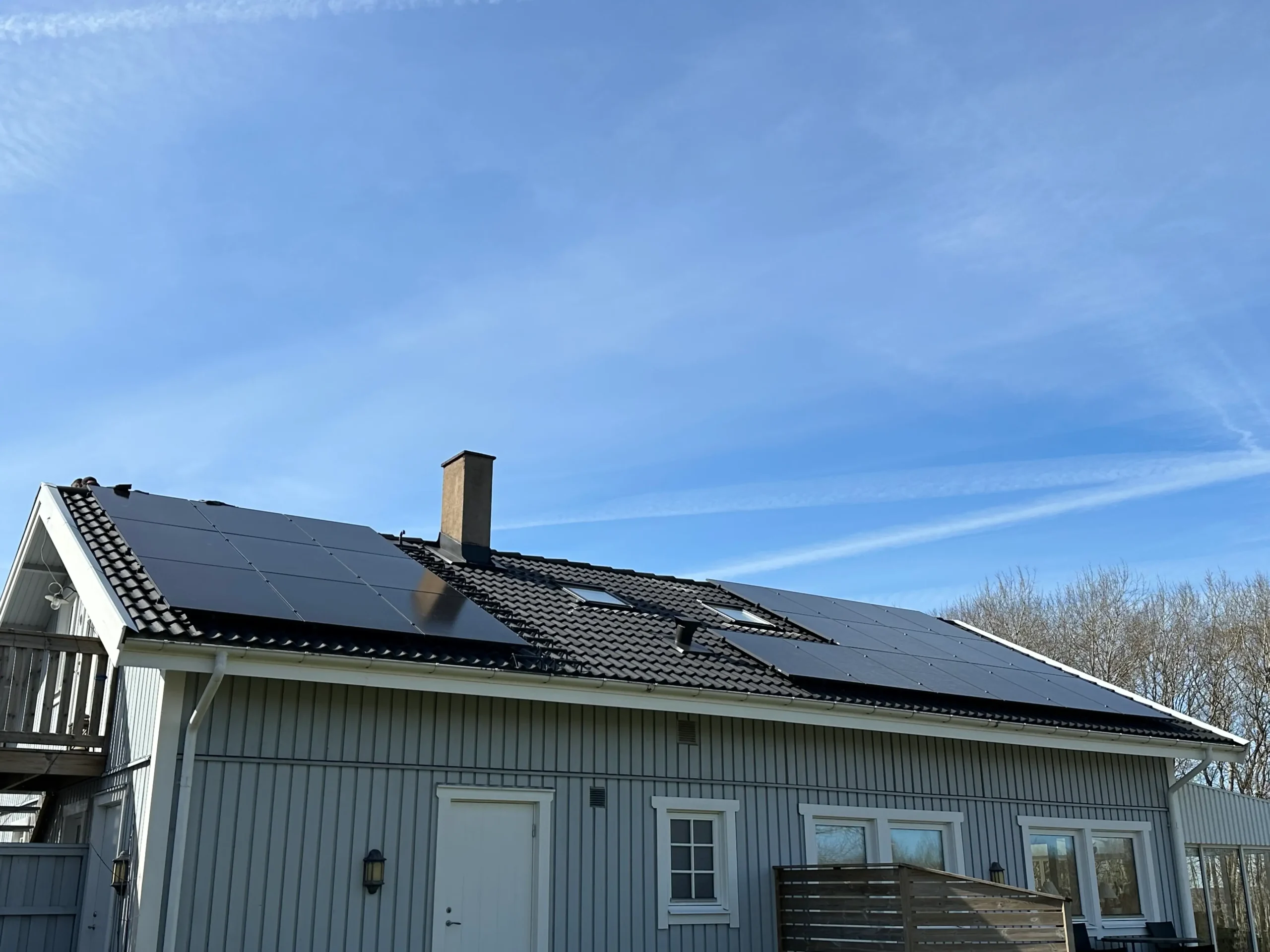 solceller och batterilagring. solpaneler på villa.