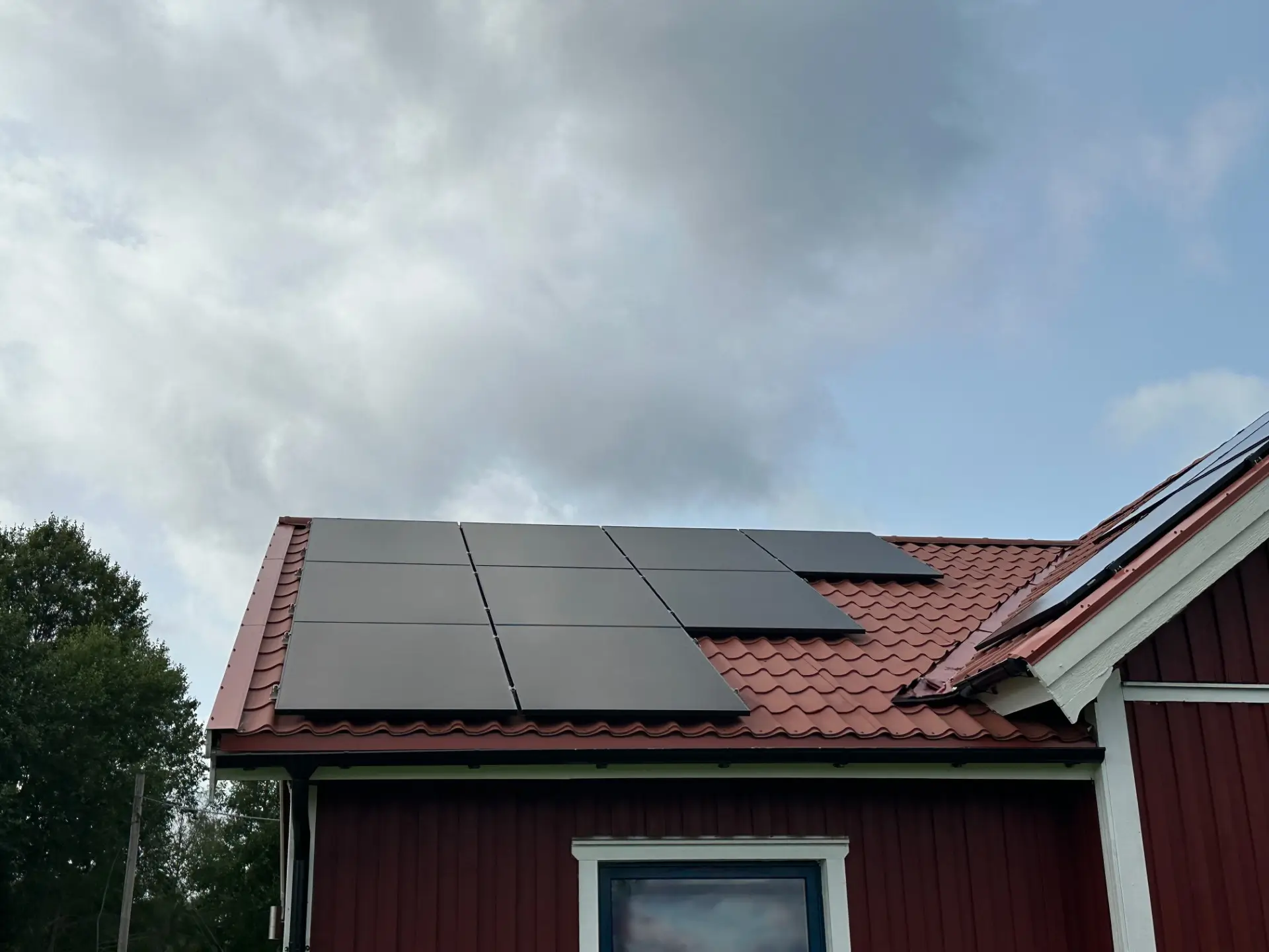 solceller och batterilagring. solpaneler på villa.